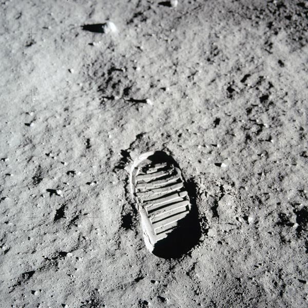 달을 향한 최초의 여정에서 남긴 달 표면의 상징적인 발자국