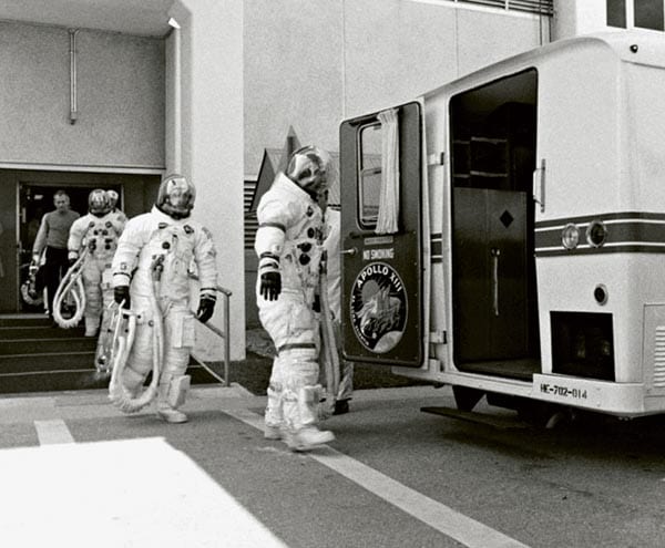 우주복을 입은 아폴로 13호의 우주비행사들