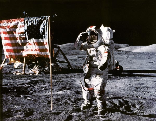 달에 미국 국기를 꽂고 서 있는 유진 서넌